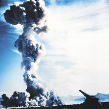 兩彈 - 原子彈、氫彈和導(dǎo)彈的合稱