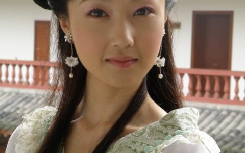 尹馨梓 - 中國(guó)內(nèi)地女演員、歌手