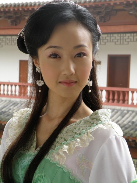 尹馨梓 - 中國(guó)內(nèi)地女演員、歌手