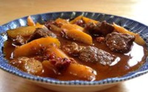 燉牛肉 - 以牛肋板肉為主要食材制作而成的家常菜