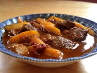 燉牛肉 - 以牛肋板肉為主要食材制作而成的家常菜