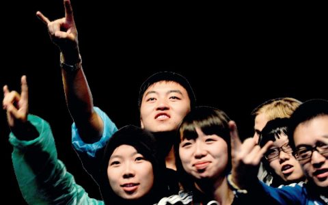 職業(yè)觀眾 - 配合現(xiàn)場表演做相關(guān)表情