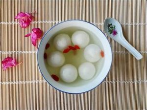 吃元宵 - 傳統(tǒng)節(jié)日習(xí)俗