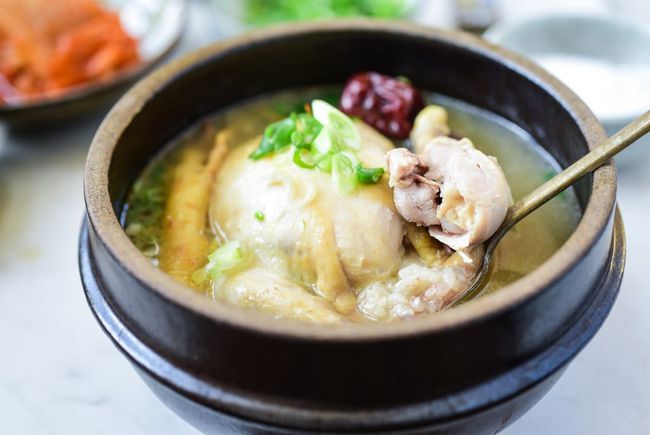 茶樹菇雞湯 - 以茶樹菇和雞為主料制作的菜品
