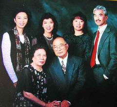 鄧月薇 - 美國(guó)航空公司的乘務(wù)員